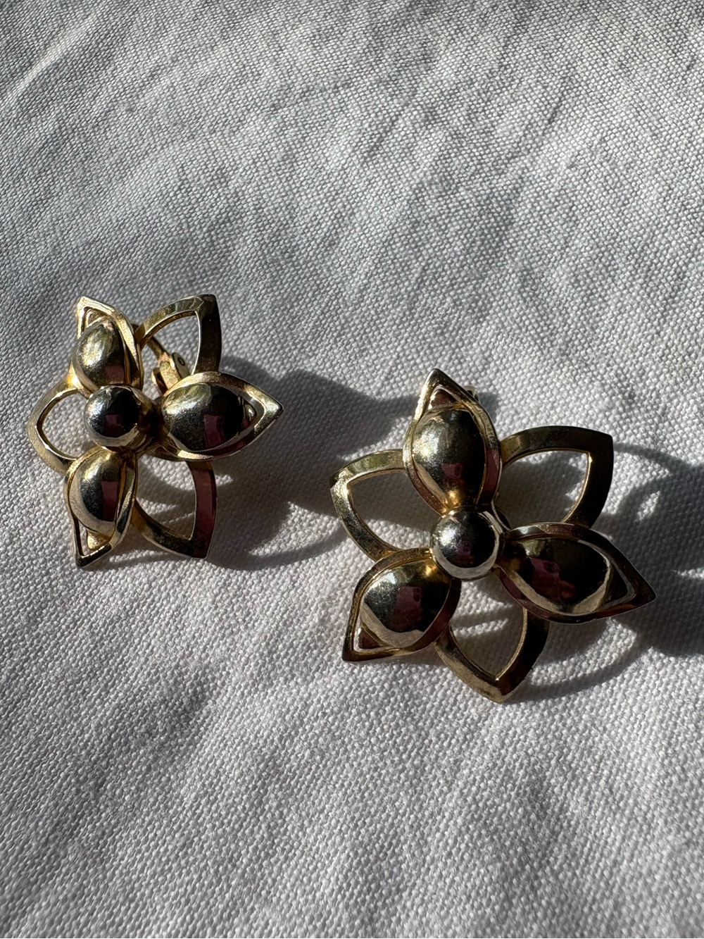 Vintage 60s Sarah Coventry "Demure" Flower Clip-On Earrings Gold Tone